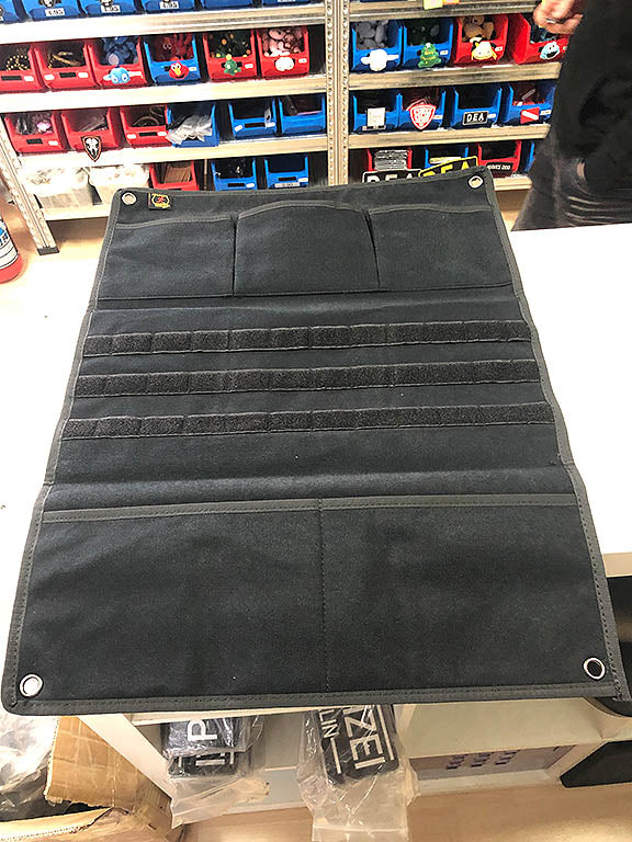Morale Patch Panel mit 5 Fächern und Molle Webbing, 58 x 44cm, schwarz - Patch Snatched