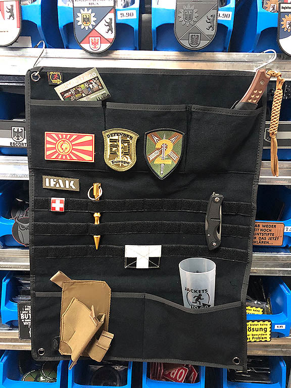 Morale Patch Panel mit 5 Fächern und Molle Webbing, 58 x 44cm, schwarz - Patch Snatched