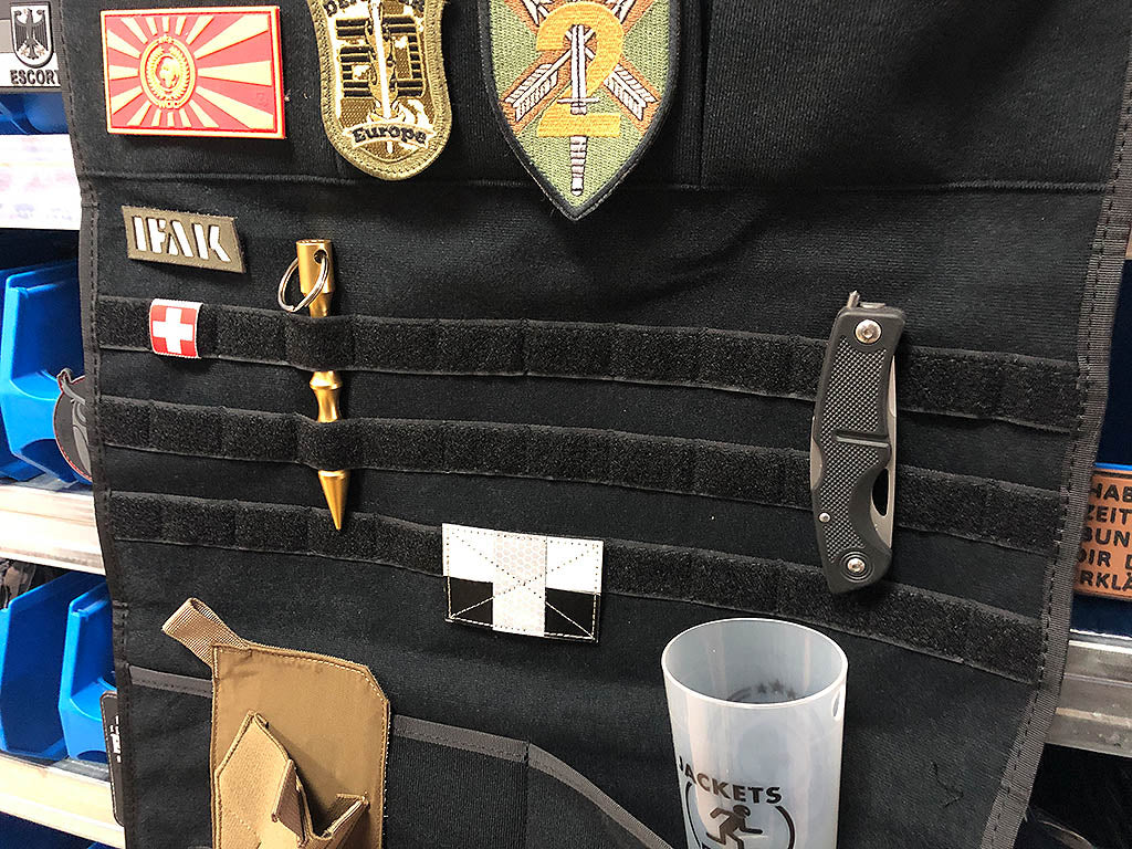 Morale Patch Panel mit 5 Fächern und Molle Webbing, 58 x 44cm, schwarz - Patch Snatched