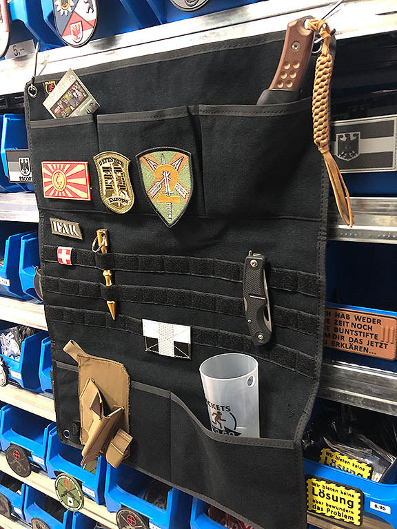 Morale Patch Panel mit 5 Fächern und Molle Webbing, 58 x 44cm, schwarz - Patch Snatched