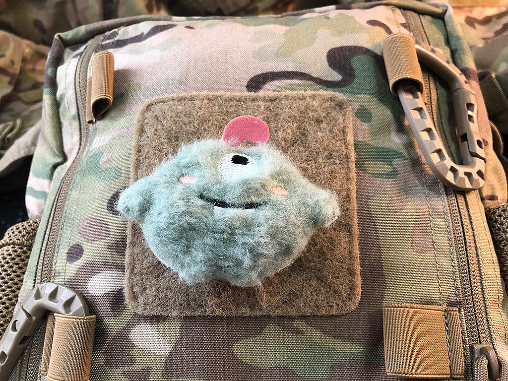 Stoffplüschpatch TwoTooth Flauschi, mit Klettfläche auf der Rückseite - Patch Snatched