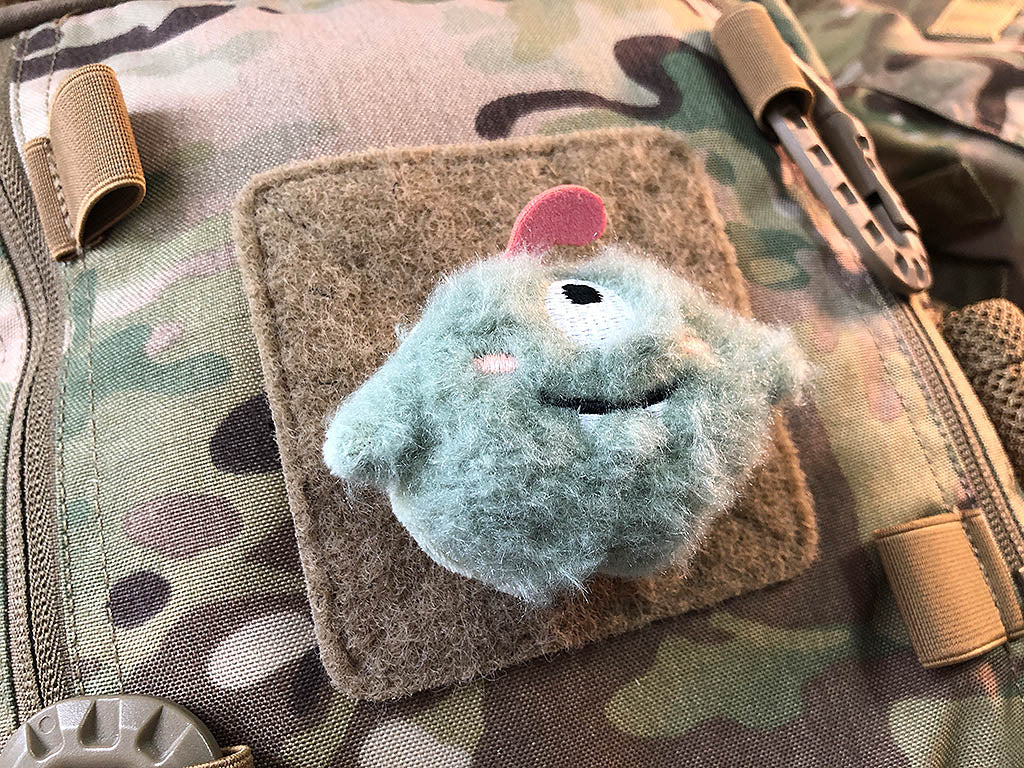 Stoffplüschpatch TwoTooth Flauschi, mit Klettfläche auf der Rückseite - Patch Snatched