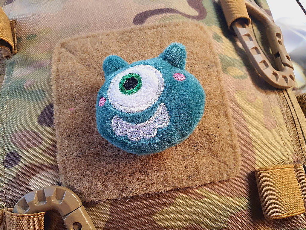 Stoffplüschpatch EINAUGI, dunkelgrün mit Klettfläche auf der Rückseite - Patch Snatched