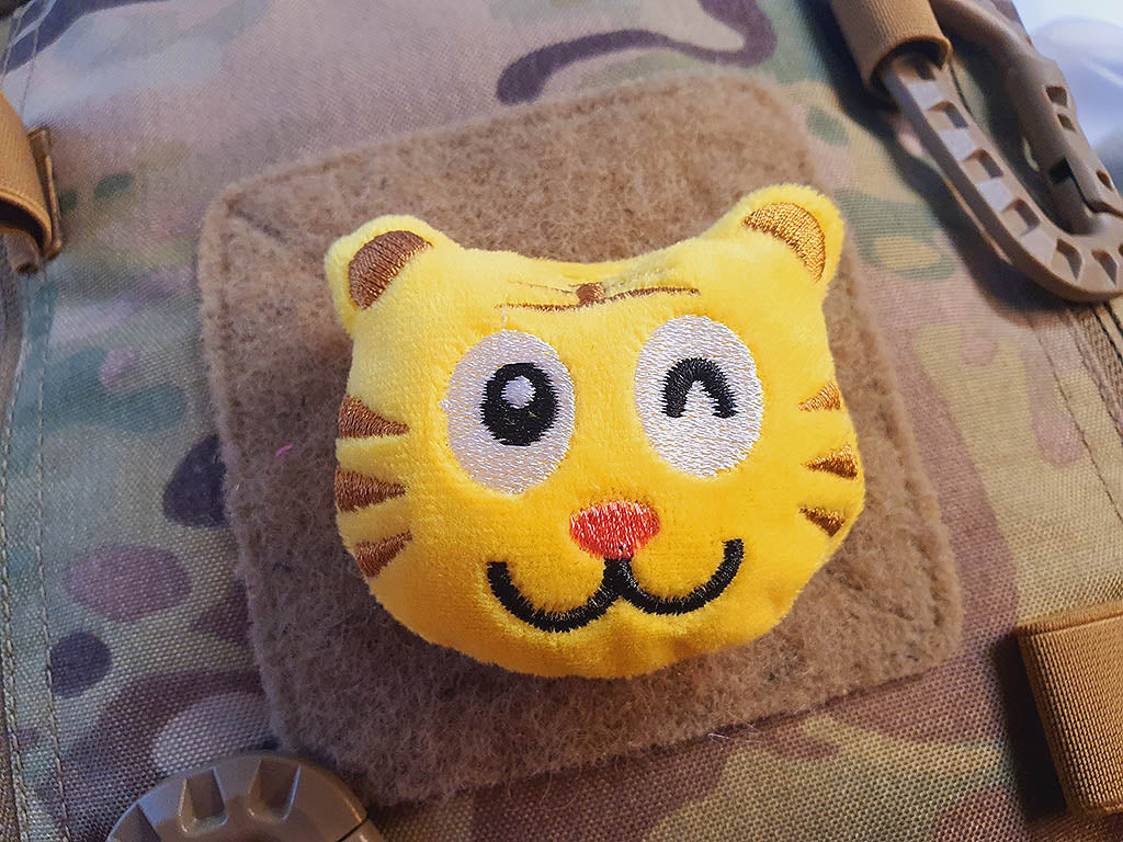 Stoffplüschpatch Minu, mit Klettfläche auf der Rückseite - Patch Snatched