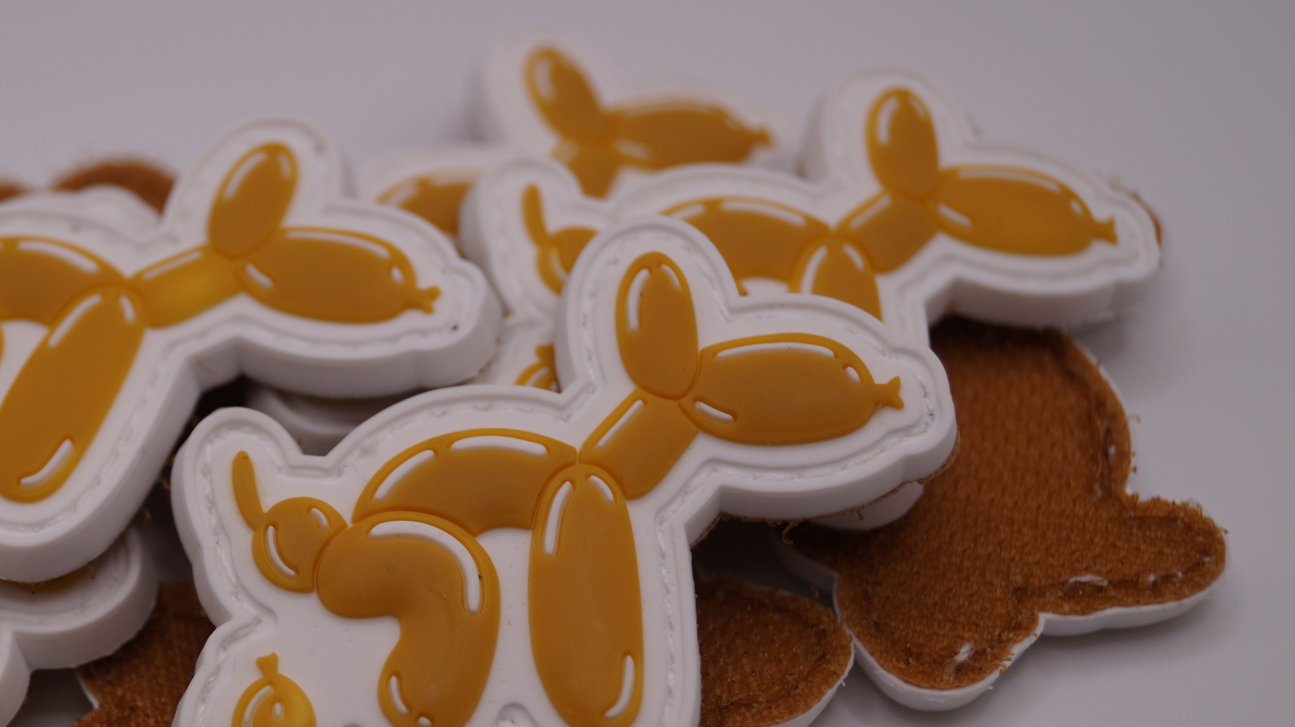 Shitting Dog Rubberpatch Gold
