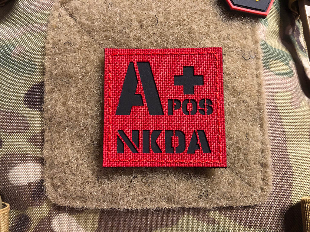 Blutgruppen A pos NKDA, Lasercutpatch, Signalrot schwarz, mit Klettrückseite - Patch Snatched