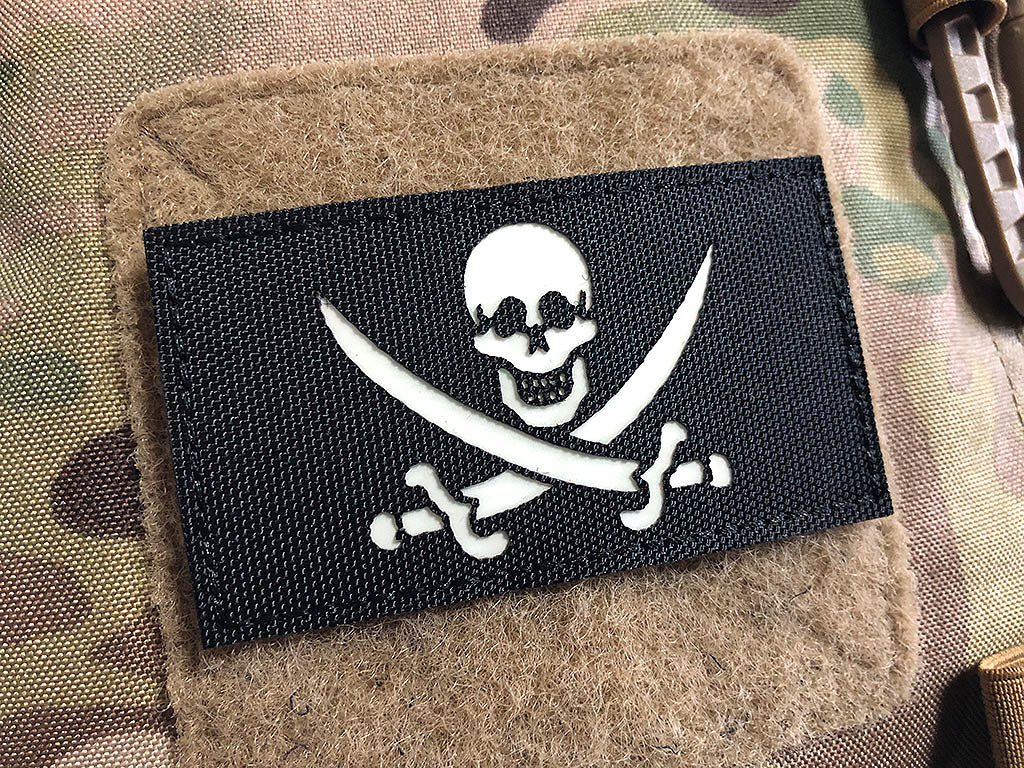 Jolly Roger Lasercutpatch, schwarz, nachleuchtendes Logo, mit Klettrückseite - Patch Snatched