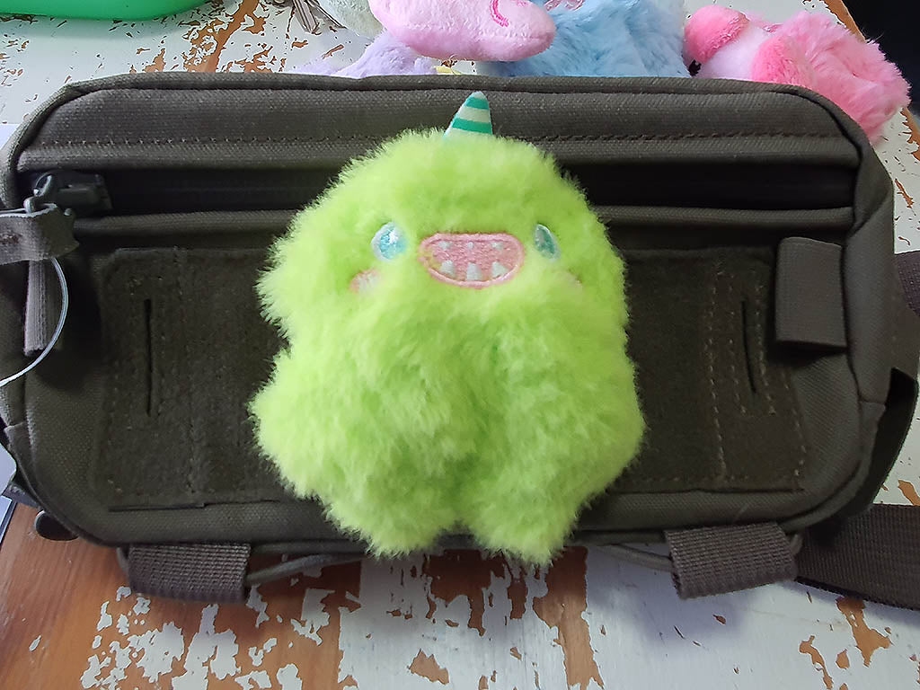 Patch en tissu peluche Monster Unicorn vert clair, avec velcro au dos