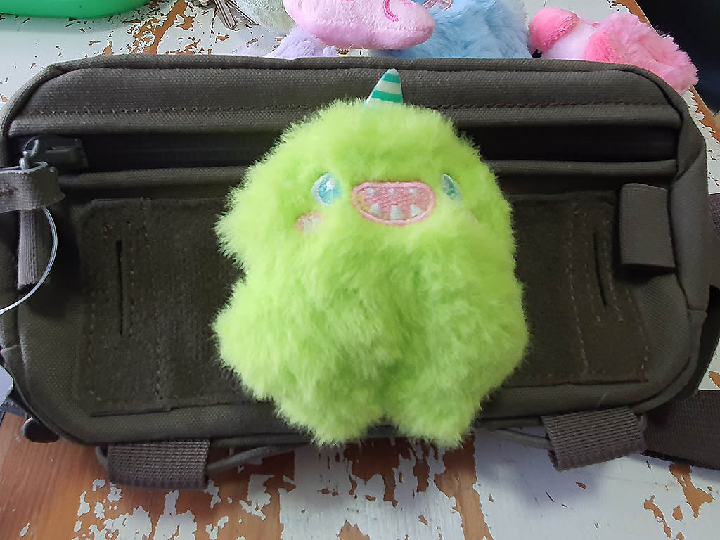 Patch en tissu peluche Monster Unicorn vert clair, avec velcro au dos