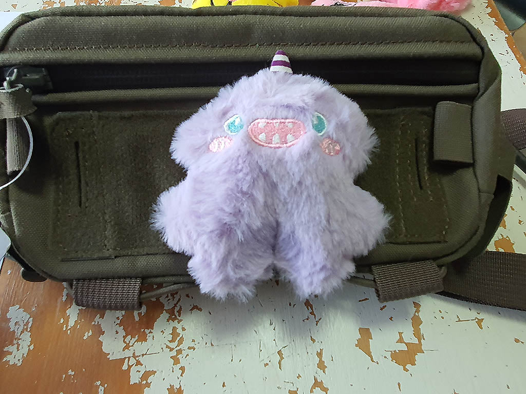 Patch peluche en tissu Monstre Licorne lilas, avec velcro au dos