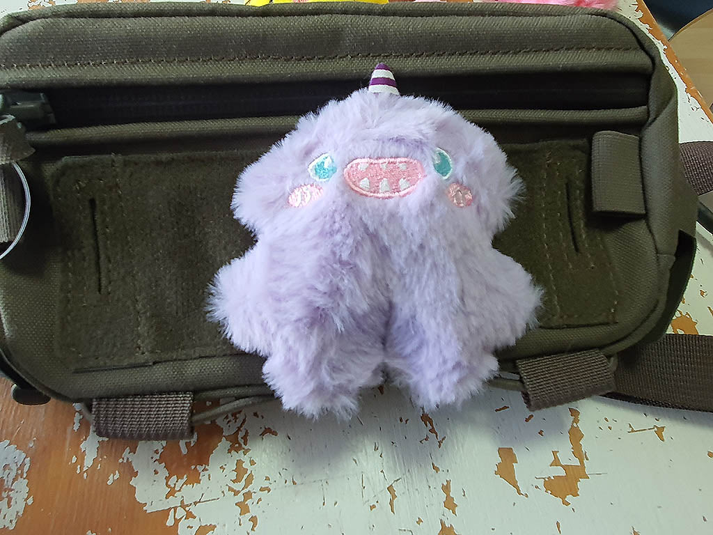 Patch peluche en tissu Monstre Licorne lilas, avec velcro au dos