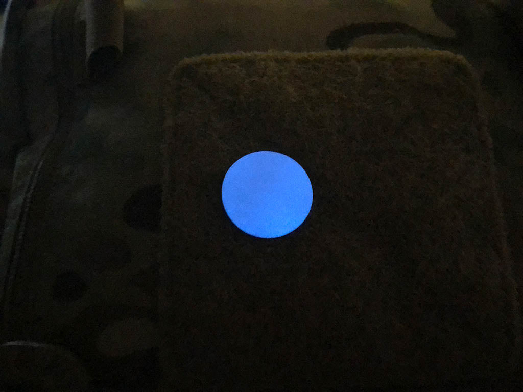 GoGid POINT Patch, weiss, blau nachleuchtend, Lasercut mit Klettrückseite