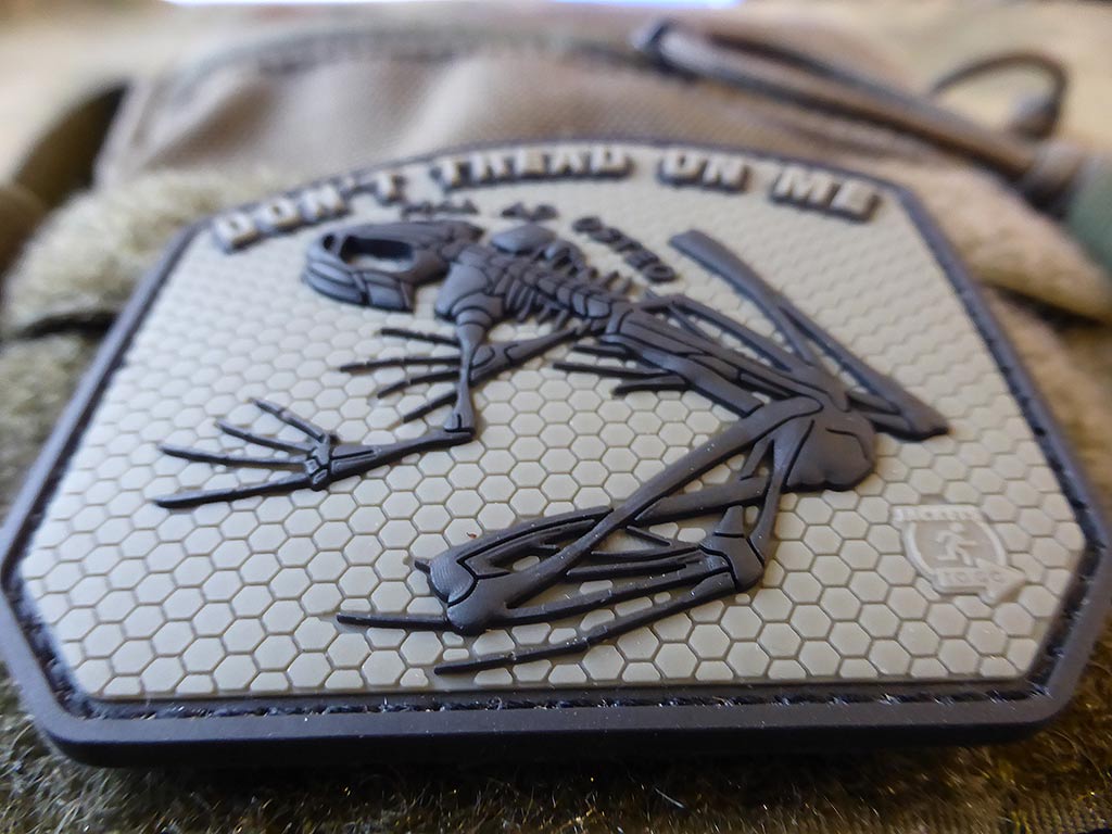 DON´T TREAD ON ME FROG Patch, steingrau oliv / JTG 3D Rubber Patch