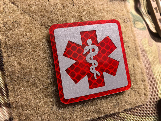 MEDIC Logo, rot und silber reflektierend, mit Klettrückseite