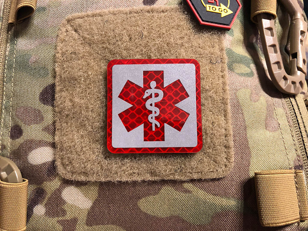 MEDIC Logo, rot und silber reflektierend, mit Klettrückseite