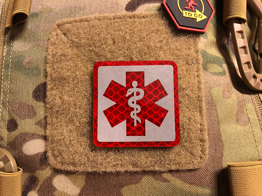 MEDIC Logo, rot und silber reflektierend, mit Klettrückseite