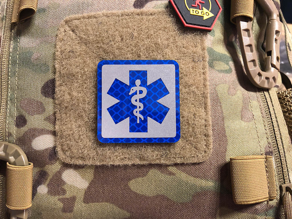 MEDIC Logo, blau und silber reflektierend, mit Klettrückseite - Patch Snatched