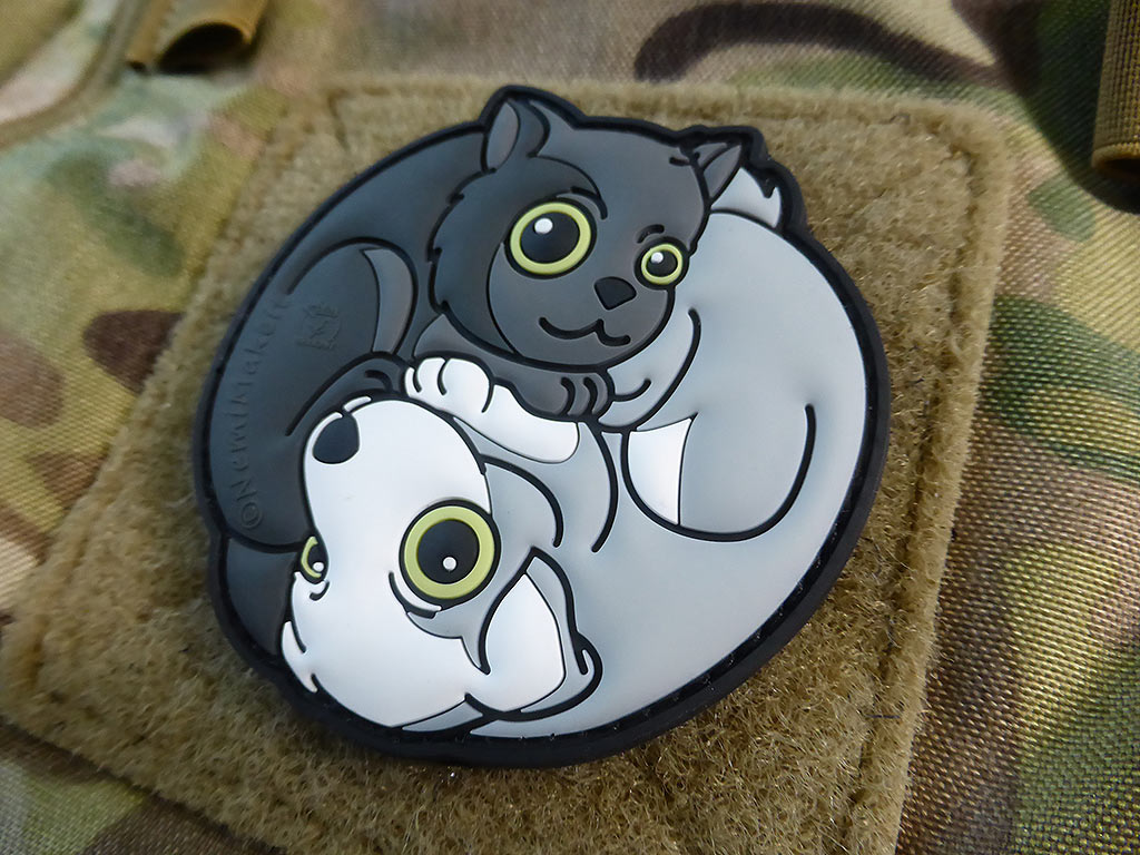 Chat noir - White Dog Yin &amp; Yan Patch, patch en caoutchouc polychrome / 3D