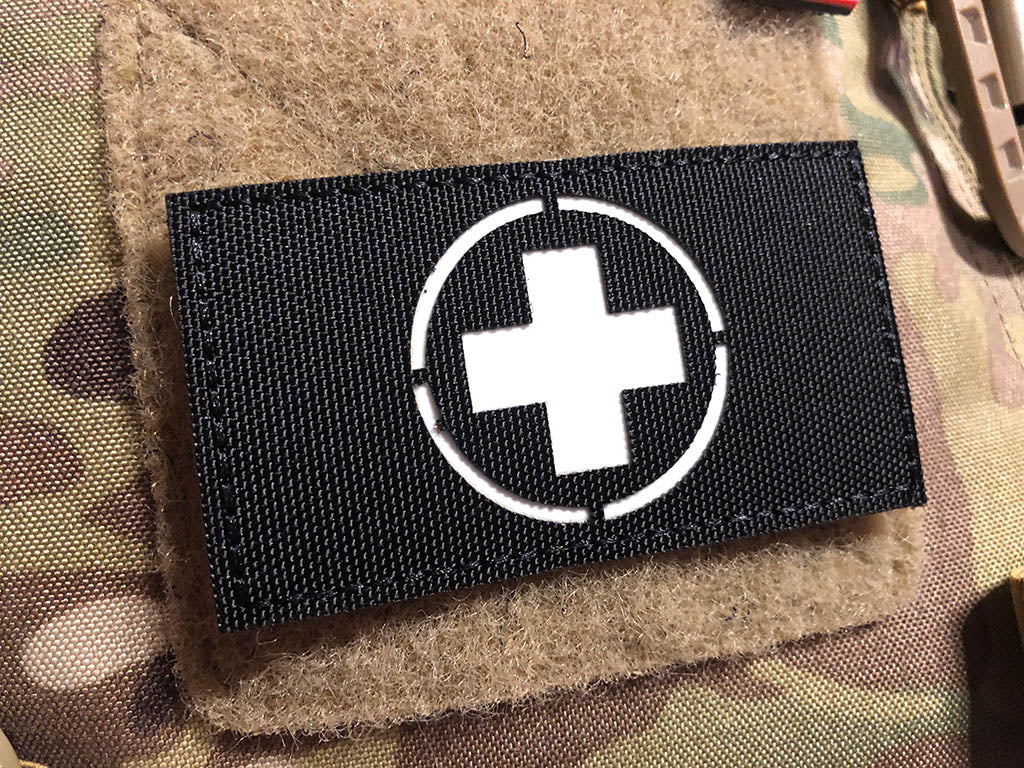 RedCross Medic Lasercutpatch, schwarz, nachleuchtendes Logo, mit Klettrückseite