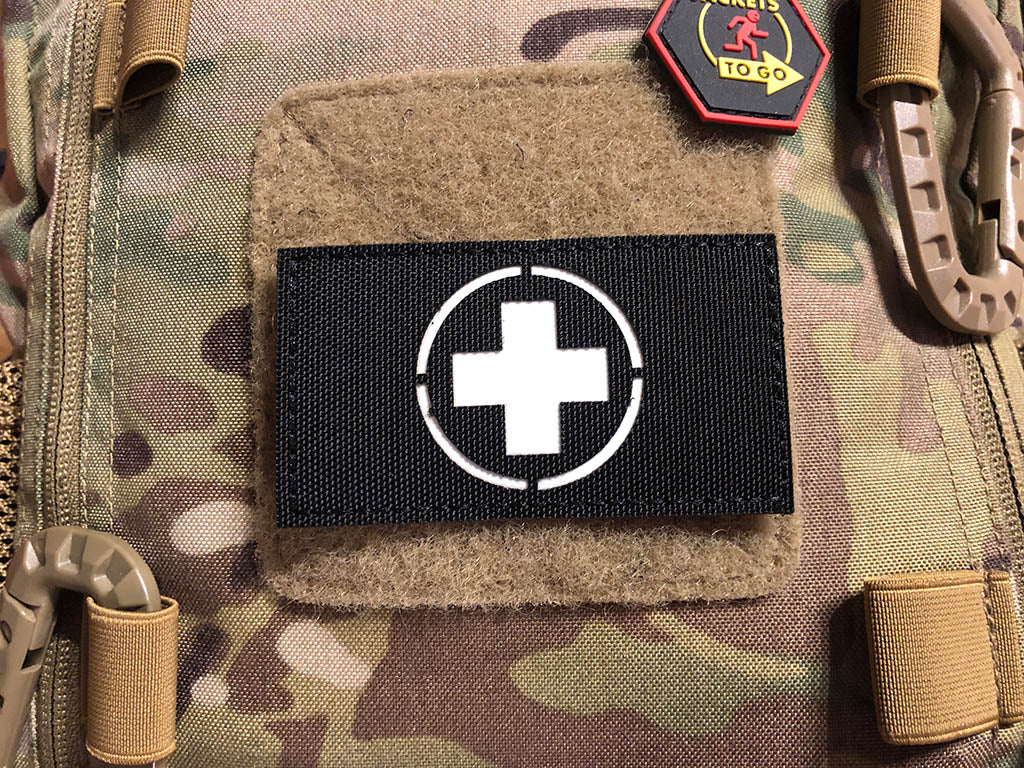 RedCross Medic Lasercutpatch, schwarz, nachleuchtendes Logo, mit Klettrückseite