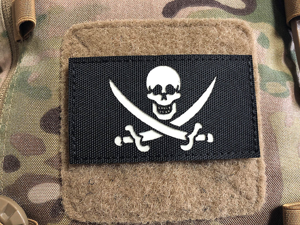 Jolly Roger Lasercutpatch, schwarz, nachleuchtendes Logo, mit Klettrückseite