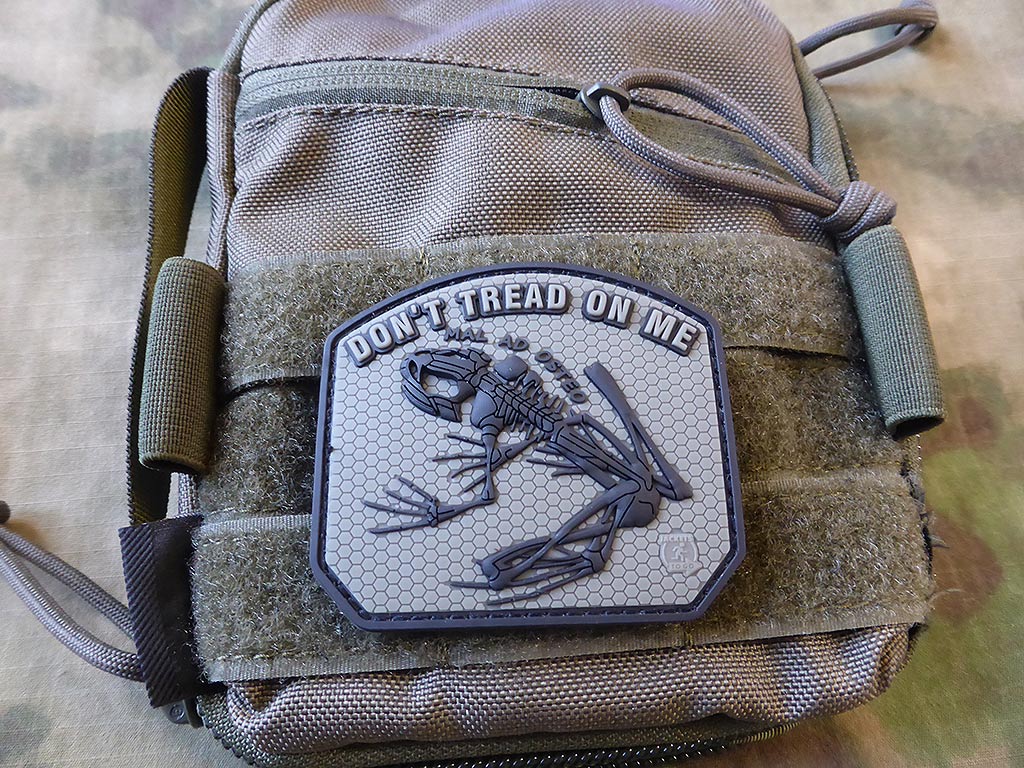 DON´T TREAD ON ME FROG Patch, steingrau oliv / JTG 3D Rubber Patch