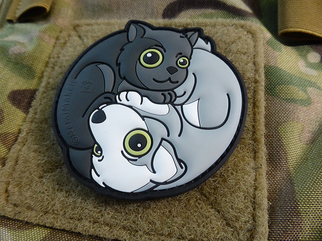 Chat noir - White Dog Yin &amp; Yan Patch, patch en caoutchouc polychrome / 3D